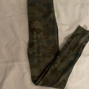 Peachy bunz camo scrunch leggings